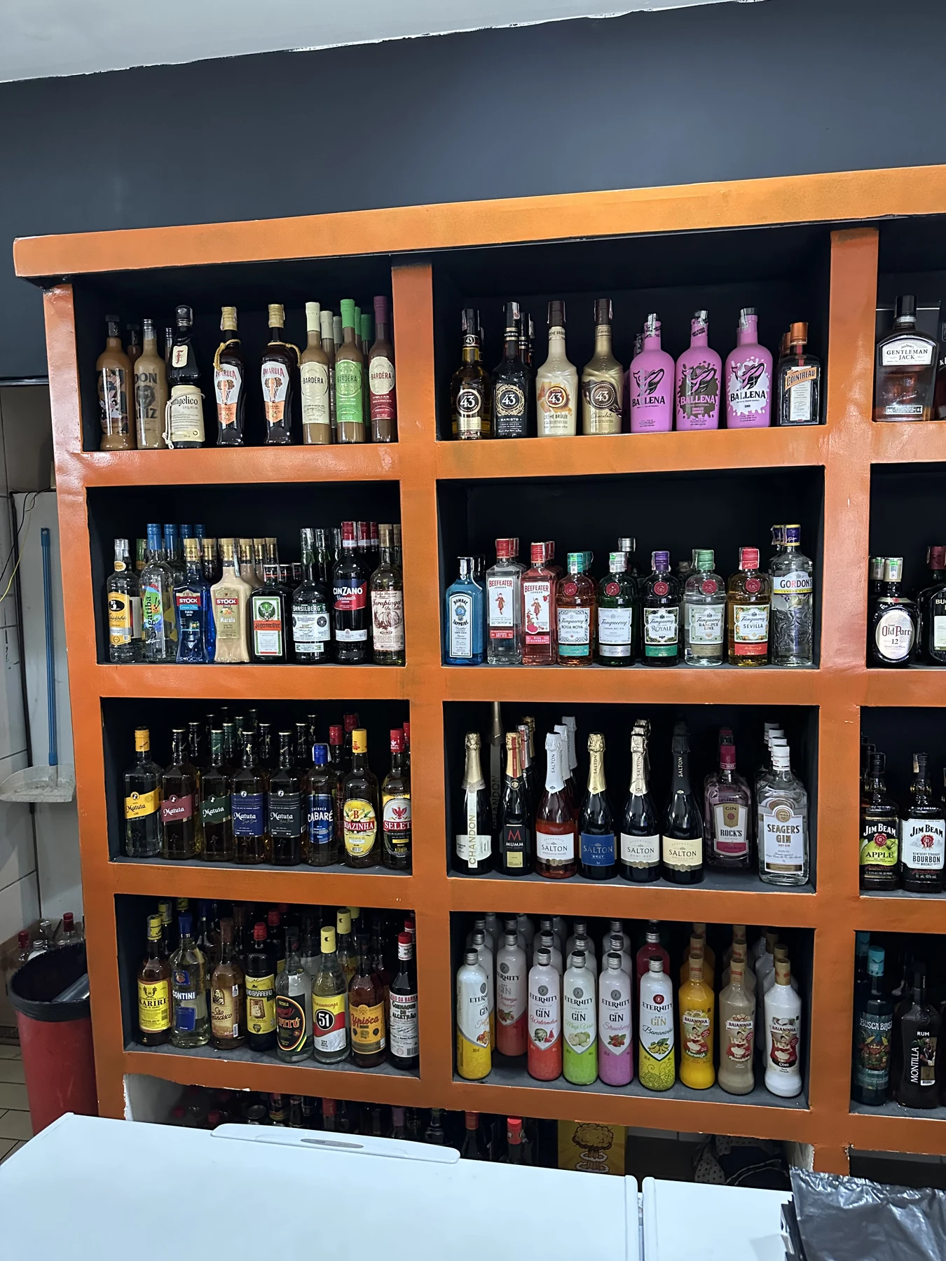 Prateleiras da Rei Artur Bebidas com gins, licores, whiskies e espumantes