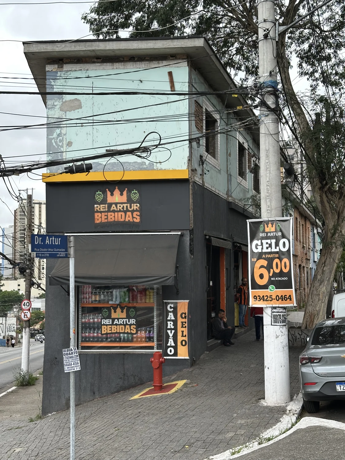 Fachada da loja Rei Artur Bebidas na Rua Dr. Artur Guimarães
