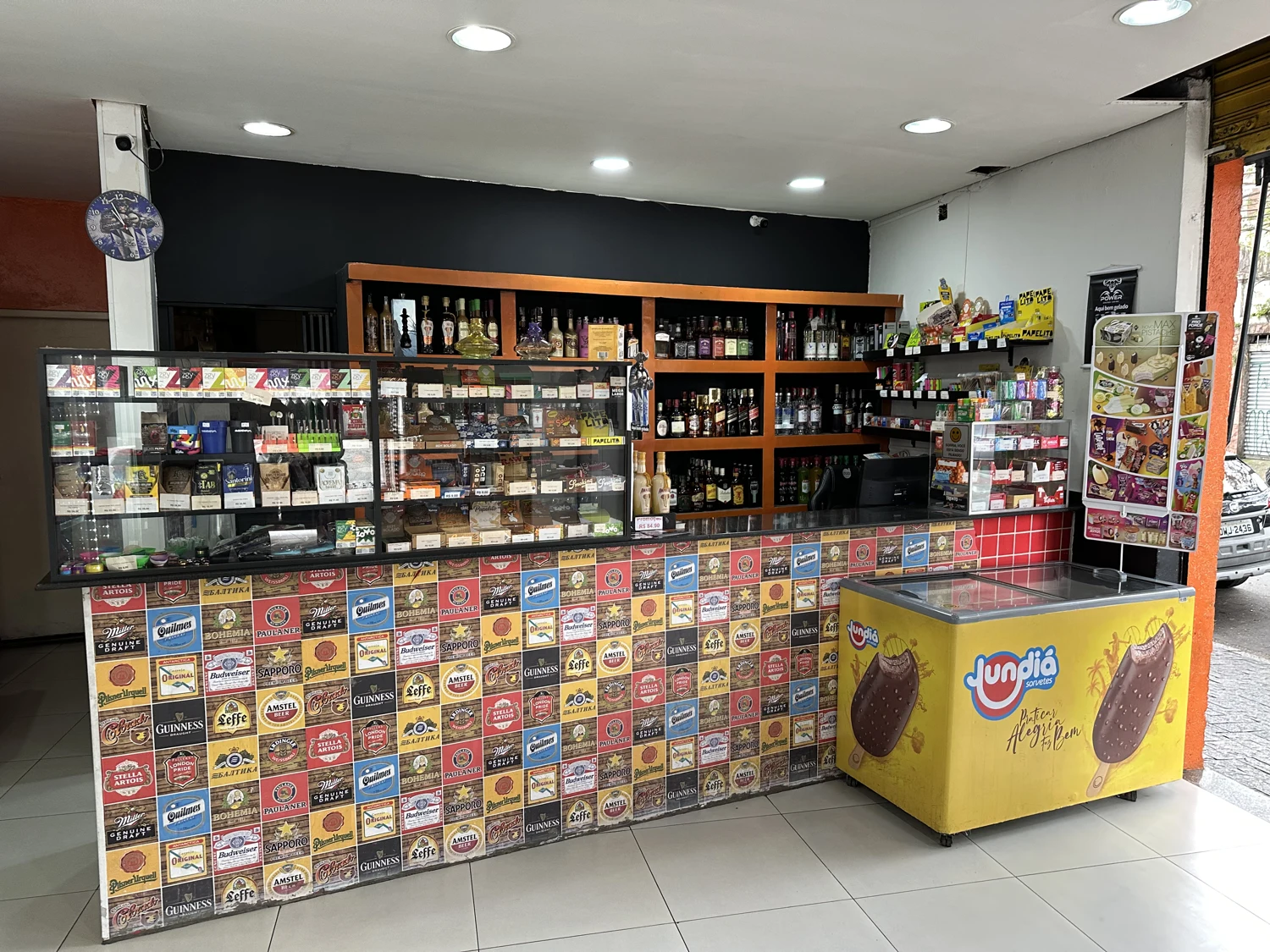 Balcão e seleção de bebidas no interior da Rei Artur